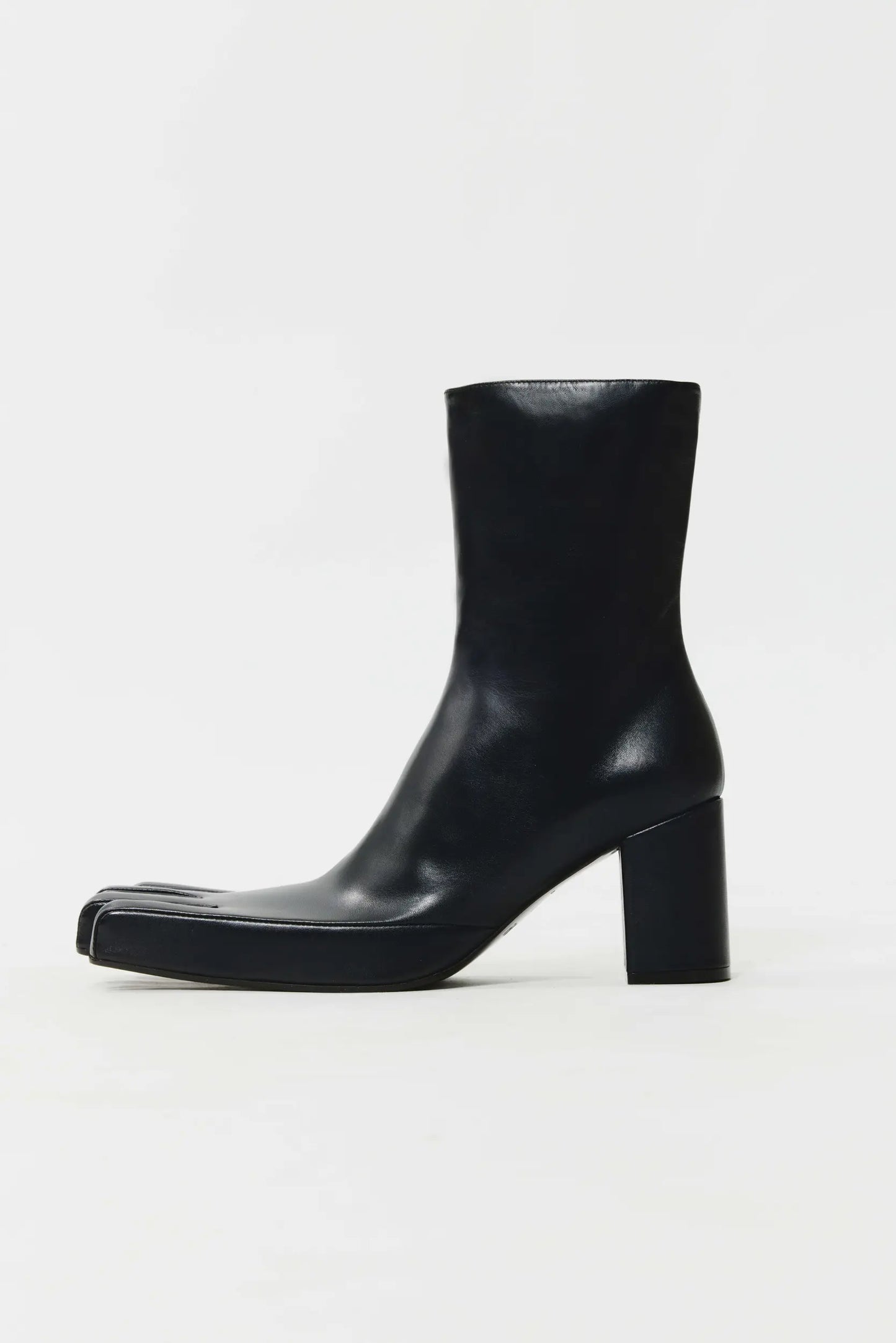 AVAVAV Finger Ankle Boots Black